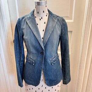 Banana Republic Denim Blazer
One button, fitted
Size 2